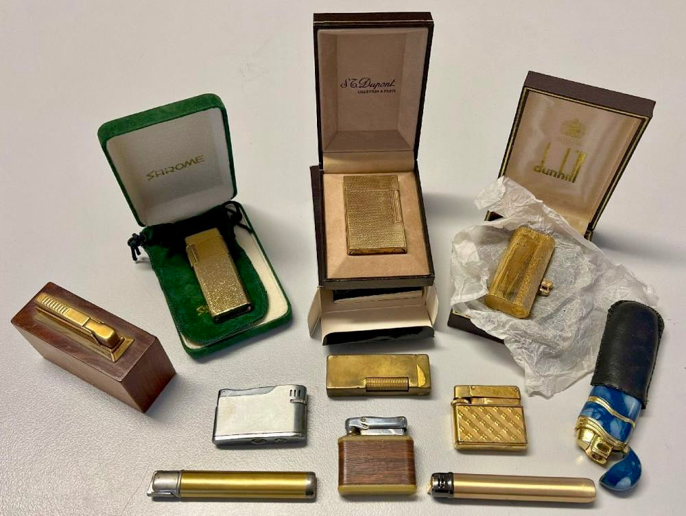 Collection of 11 lighters, some in original packaging, some gold-plated: Dupont, Paris, with guilloché surface, no. 83HHL1