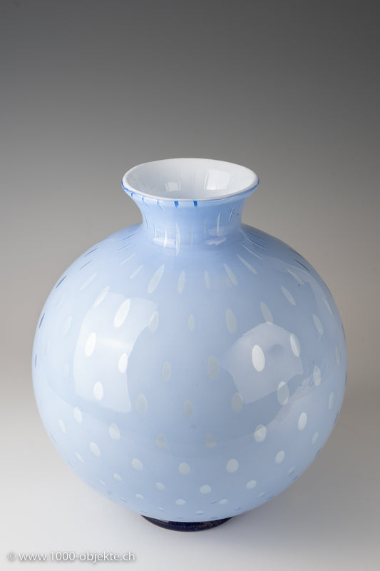 Barovier & Toso. Vase. Hellblaue Mantelvase mit regelmäßigen Blaseneinschlüssen. 1940