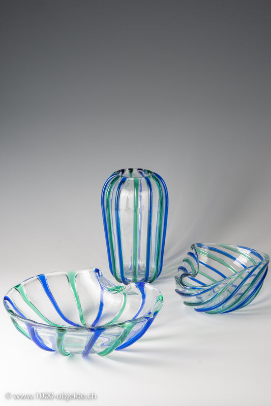 Archimede Seguso, klares Glas mit abwechselnd blauen und grünen Streifenapplikationen. Jeweils unten signiert.